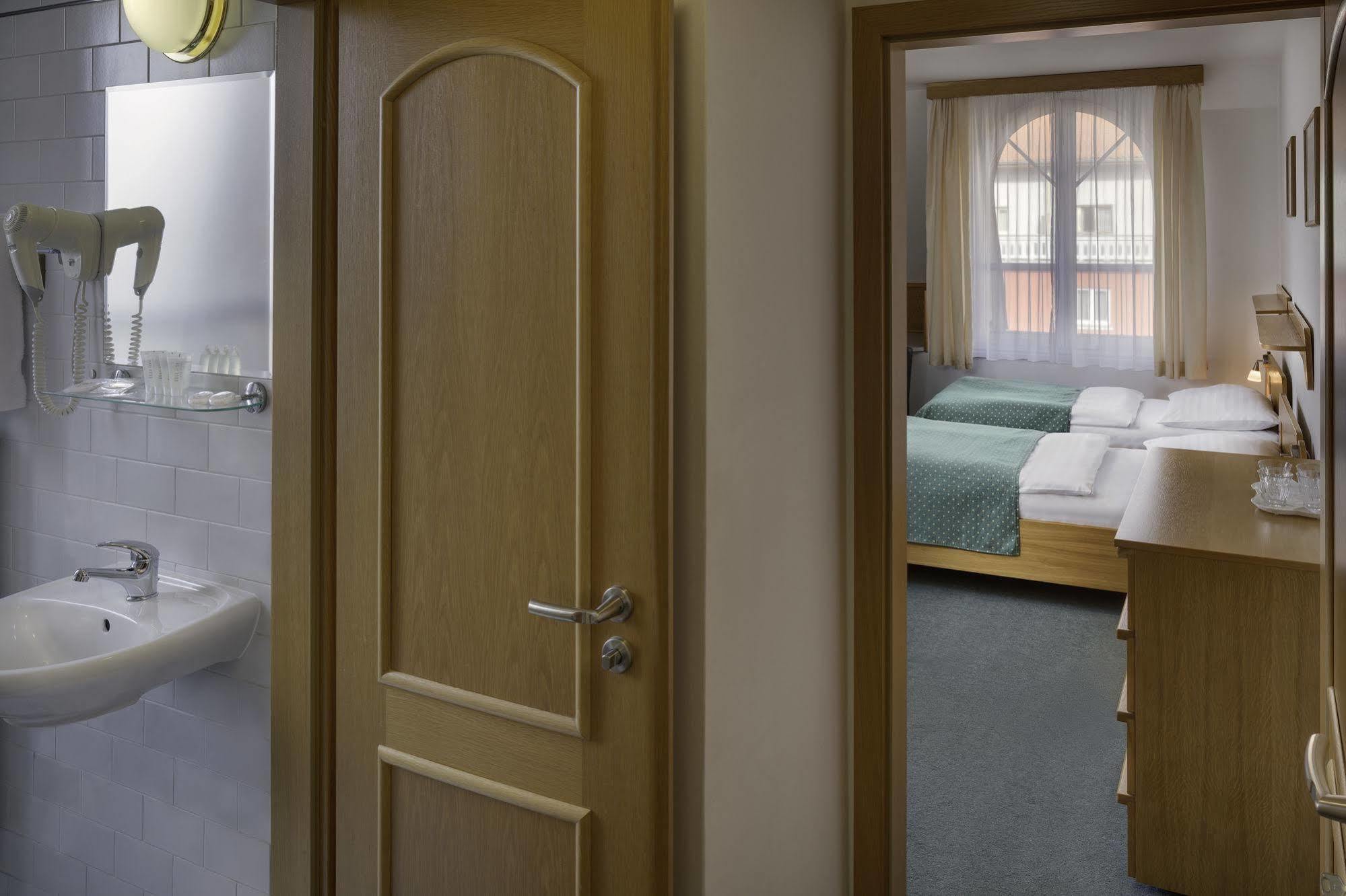 Hotel Otar Praha Bagian luar foto